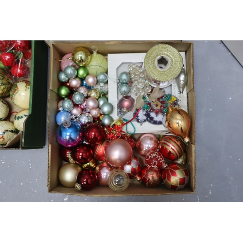 884 - A Large Selection of Vintage Christmas Decorations