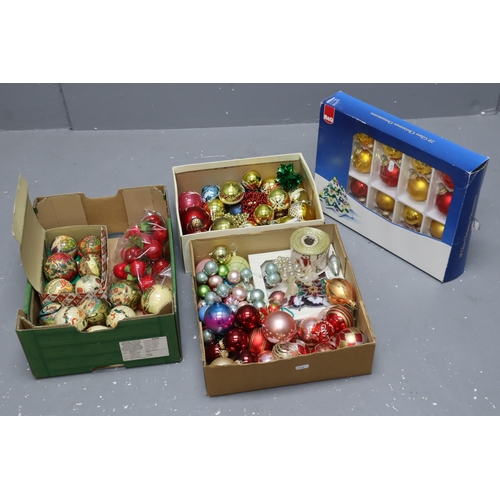 884 - A Large Selection of Vintage Christmas Decorations