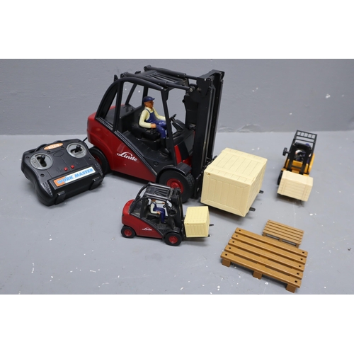 895 - A Remote Control Linde Forklift Truck, With Two Other Linde Forklifts and Accessories. Powers on Whe... 