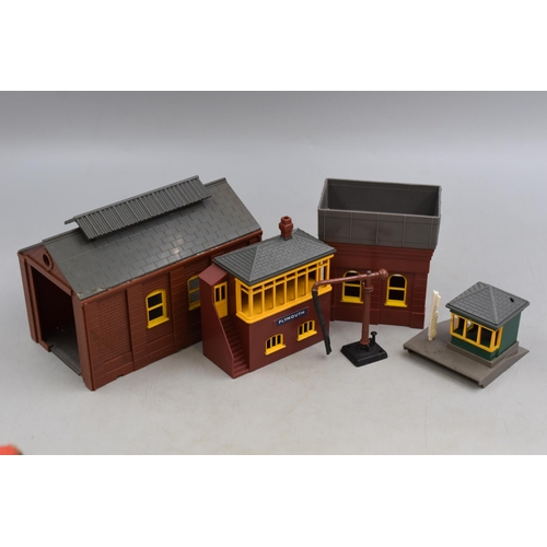 168 - Vintage Pre-Owned Triang Model Railway Buildings, Engine Shed ( Model R76 ) Water Tower ( Model R75 ... 