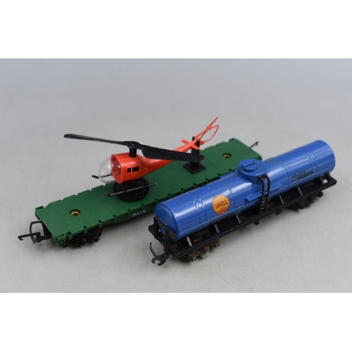 169 - Two Vintage Pre-Owned Triang Model Railway Wagons to Include, Operating Helicopter Car ( NATO ) ( Mo... 