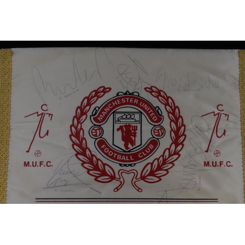 284 - Collectable Signed Manchester United Signed Pennant signed by Manchester United Players 17