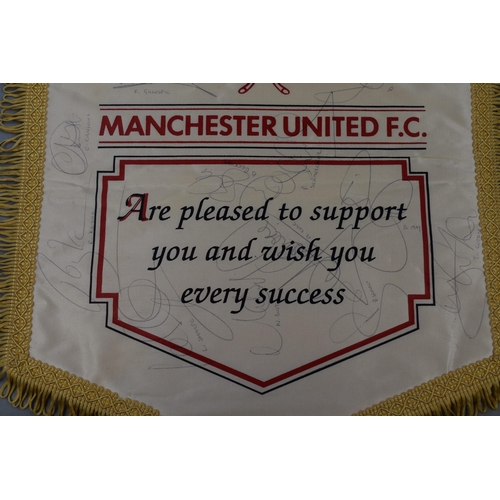 284 - Collectable Signed Manchester United Signed Pennant signed by Manchester United Players 17