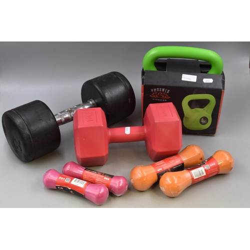 666 - A Selection of Fitness Weights. Includes Dumbbells of Various Weights, And a Kettle Bell