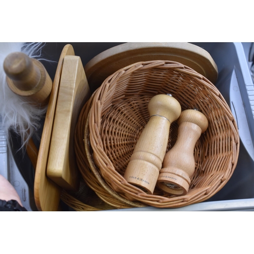 825 - Mixed kitchen lot to include 7 baskets, 3 chopping boards rolling pin and wooden condiment set