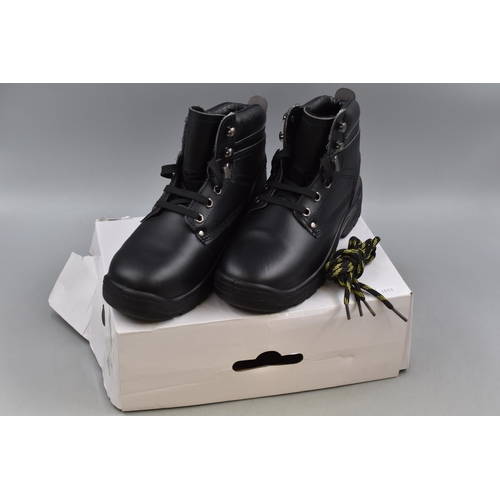 685 - New Pair of Size 6 Safety Boots in Box