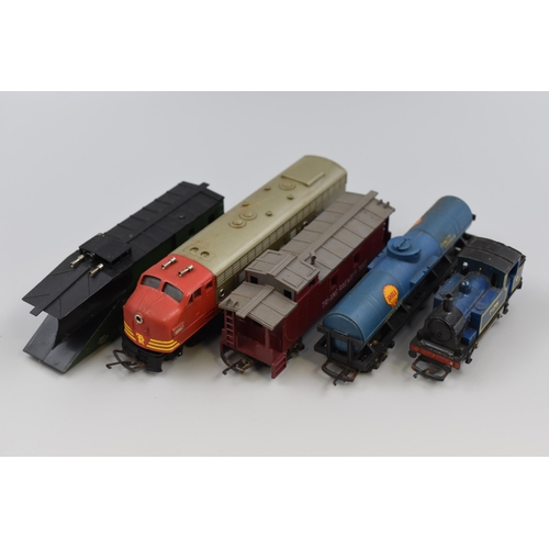 139 - A Selection of Five Triang 00 Gauge Model Train Engines and Carriages. Includes Snow Plough, Transco... 