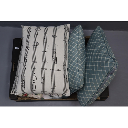 550 - Mixed Selection to include Musical Note Cushions, Green Cushions and a Selection of Linens, includin... 