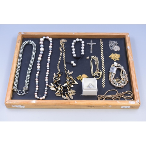 78 - Selection of Mixed Jewellery including Necklaces, Bracelets, Ring and More