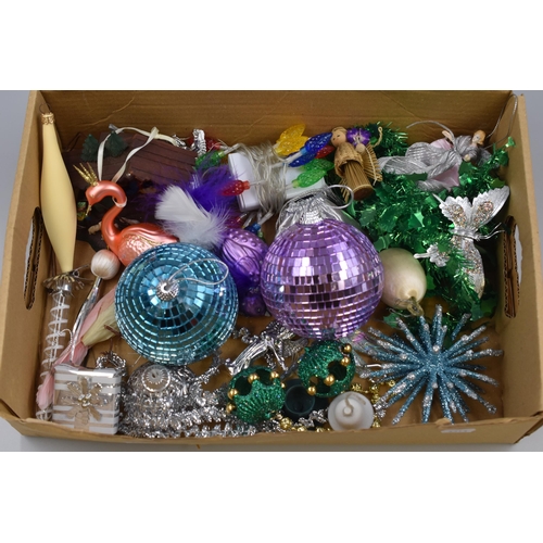 643 - Selection of Quality Christmas Decorations including Lights and Baubles