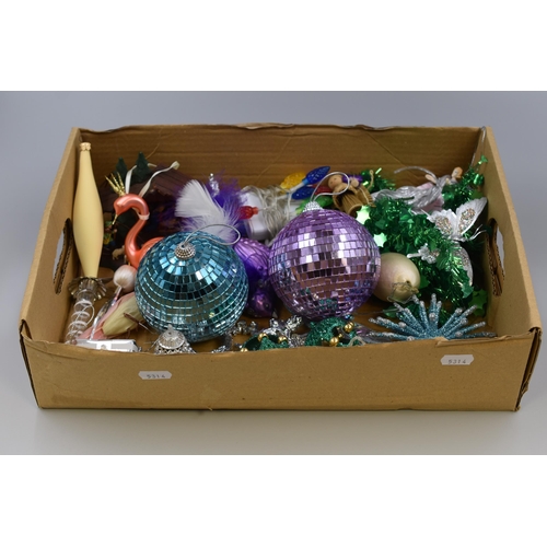 643 - Selection of Quality Christmas Decorations including Lights and Baubles