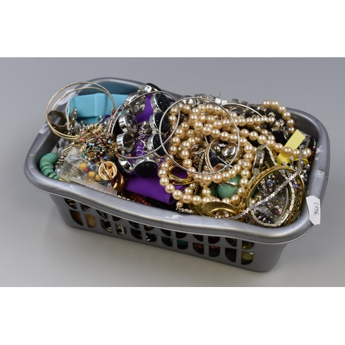 531 - Large Selection of Unsorted Jewellery