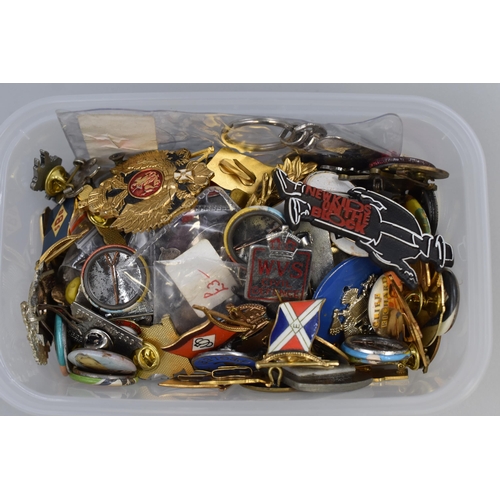 550 - Large Selection of assorted Badges, Keyrings and More