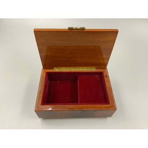 520A - Decorative Musical jewellery Box with Velvet Lining (Working) 