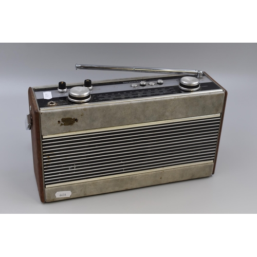 439 - A Retro Roberts R900 Portable Radio, Powers on When Tested