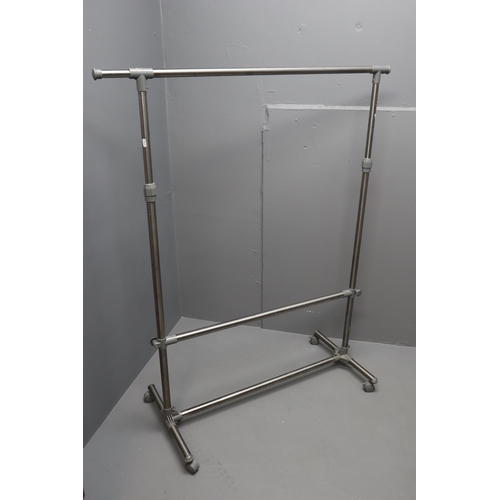 516 - Sturdy Adjustable Clothes Rail with Lockable Wheels