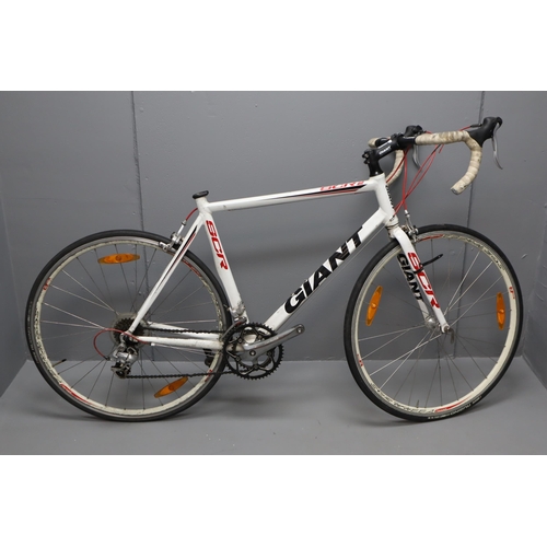 574 - High End Lightweight Giant SCR 16 Gear Racing Bike Fitted with Giant 700x25c Alloy Wheels in need of... 