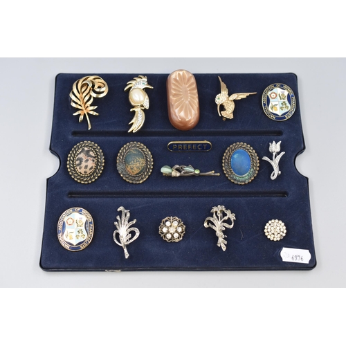 140 - Selection of Vintage Brooches and Badges