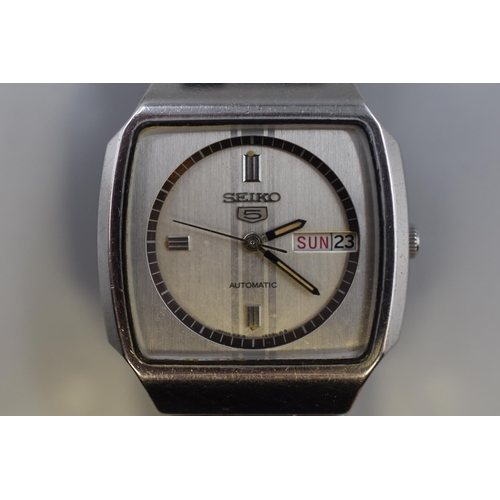 163 - A Seiko 5 Automatic 17 Jewels Gents Watch, Working