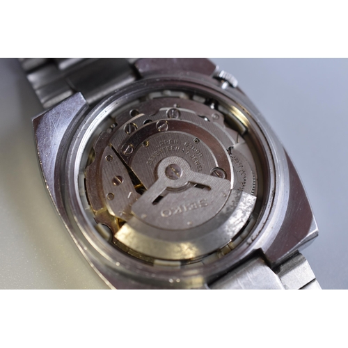 94 - A Seiko 5 17 Jewels Large Size Gents Automatic Watch, Presentation Box. Working
