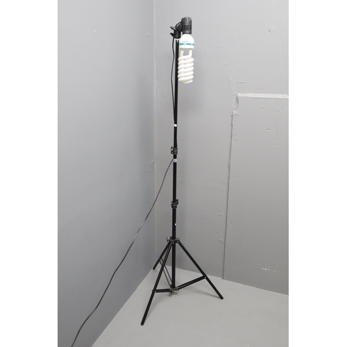 448 - An Adjustable Tripod Photographic Light. Lights Up When Tested