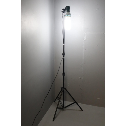 448 - An Adjustable Tripod Photographic Light. Lights Up When Tested