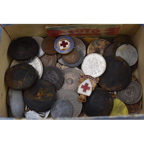 198 - A Selection of Red Cross Buttons, Red Cross Badges, And Unsorted Coins