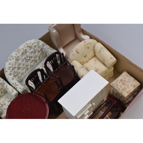 571 - A Selection of Dolls House Living Room Furniture. Includes Display Cabinet With Miniature Figures, F... 