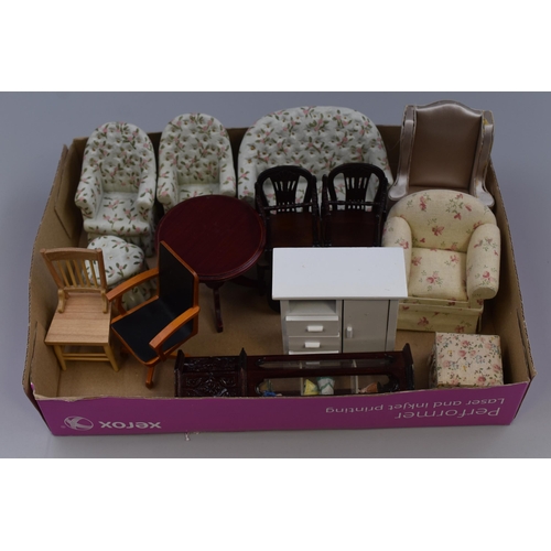 571 - A Selection of Dolls House Living Room Furniture. Includes Display Cabinet With Miniature Figures, F... 