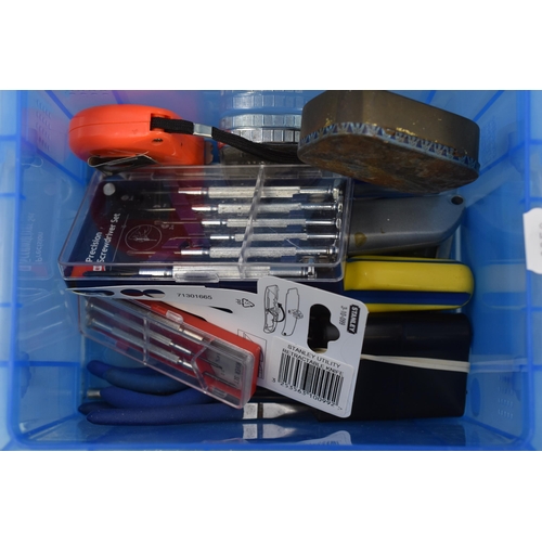 724 - Selection of small tools to include screw drivers, pliers, snips, stanley knife & blades, tape m... 