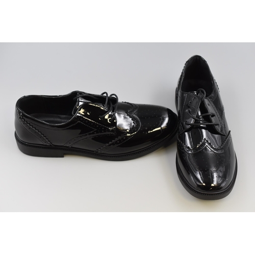 748 - Pair of New Size 8 Gents Lace Up Patent Shoes