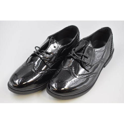 748 - Pair of New Size 8 Gents Lace Up Patent Shoes