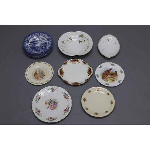 867 - A Selection of Fourteen Collectors Plates To Include Old Country Roses, Wedgwood Rosemeade, Royal Do... 