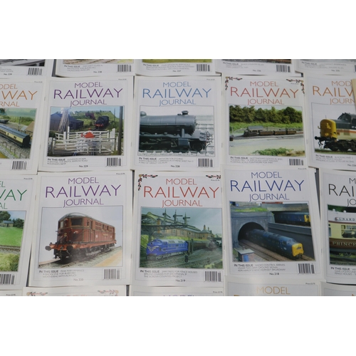 853 - Railway modeller journal editions 200 to 270 inclusive plus Edward Beal railway modelling in miniatu... 