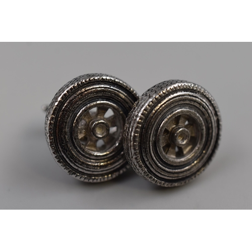 186 - Vintage Stratton Gift Set with Tyre Pressure Gauge and Wheel Themed Cufflinks. Complete in Stratton ... 