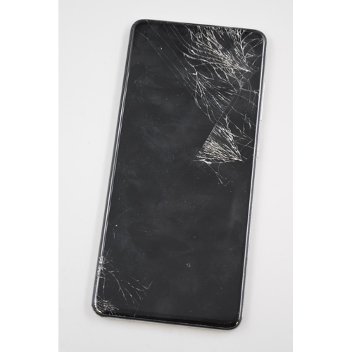 324 - Samsung Smart Phone (Powers On / Broken Screen)