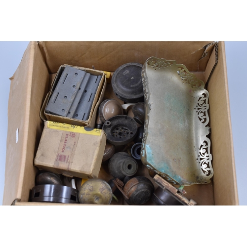 542 - A Selection of Various Mostly Bakelite Household Items. Includes Light Switches, Hinges Doorknobs an... 