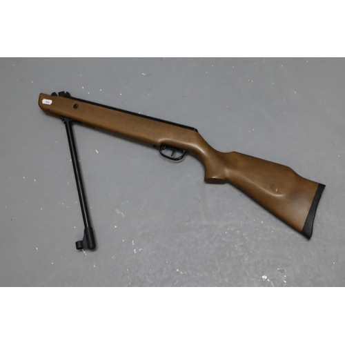 318 - An SMK 19-18 .22 break action air rifle with three quarter length wooden stock Complete with Case (G... 