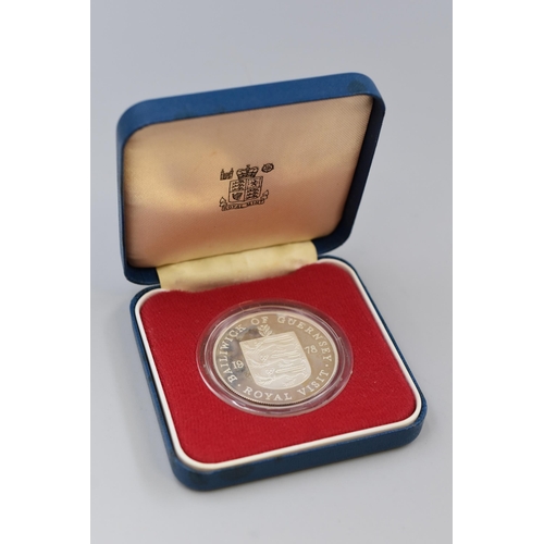 131 - Elizabeth II Bailiwick of Guernsey 1978 Silver 25p Coin Complete with Presentation Case