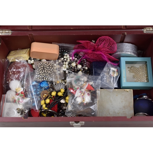 492 - Selection of Unsorted Jewellery in Wooden Storage Box (14