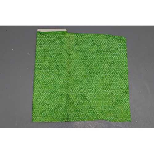 566 - Approx 4mtrs of Green and White Coloured Tonga Patterned Quality Fabric