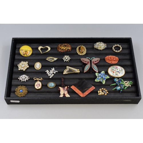 112 - Selection of Both Vintage and Modern Brooches