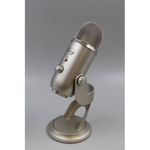 341 - Blue Vintage Style Microphone, with Volume, Mute Gain, Pattern, Features and Headphone and USB Plug ... 