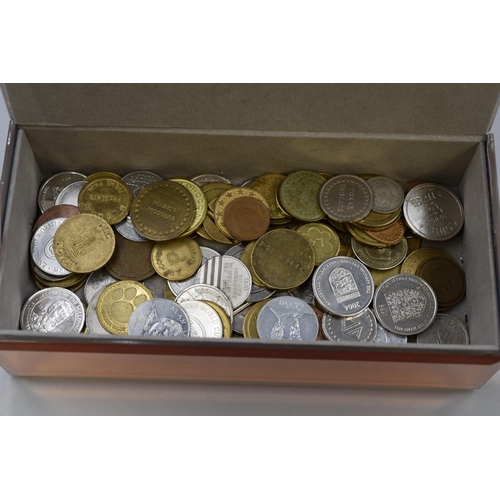 125 - Mixed Selection of Coins and Tokens in a Sparkle Everyday Mirrored Box