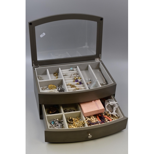 390 - A Jewellery Box Containing Various Pieces of Unsorted Jewellery