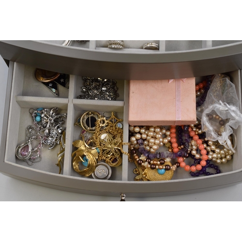 390 - A Jewellery Box Containing Various Pieces of Unsorted Jewellery