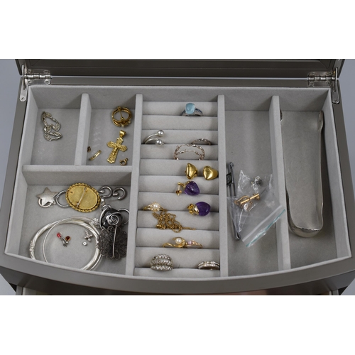 390 - A Jewellery Box Containing Various Pieces of Unsorted Jewellery