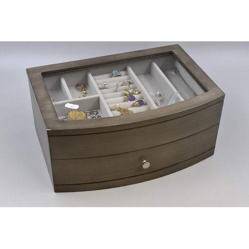 390 - A Jewellery Box Containing Various Pieces of Unsorted Jewellery