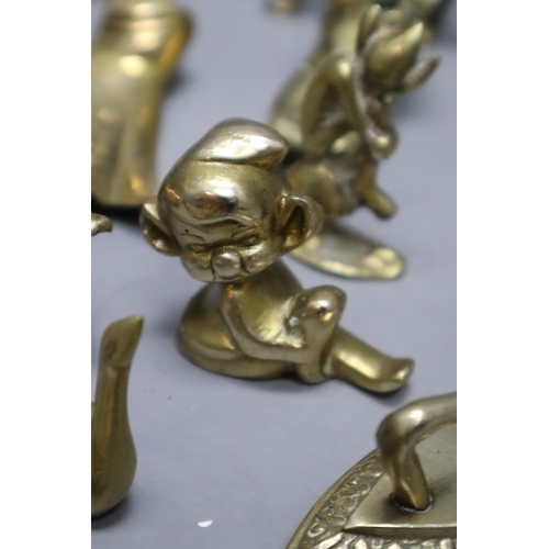 212 - Large Selection of Mixed Brassware including Candleholders, Frogs, Plates and More (Weight 4.972 kg)