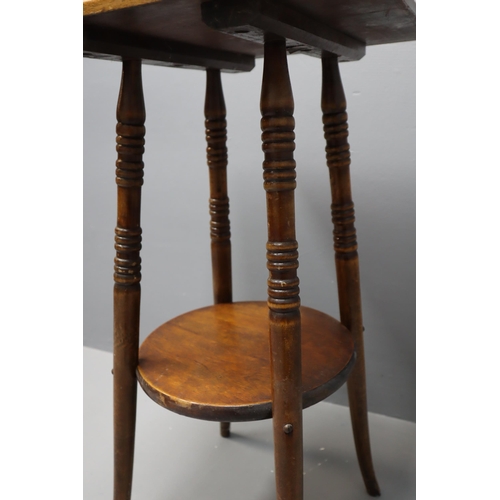 536 - Small occasional table with turned legs measures 29